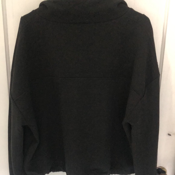 Black horizontal ribbed top with standout gold ring zipper on neckline. - Picture 6 of 6